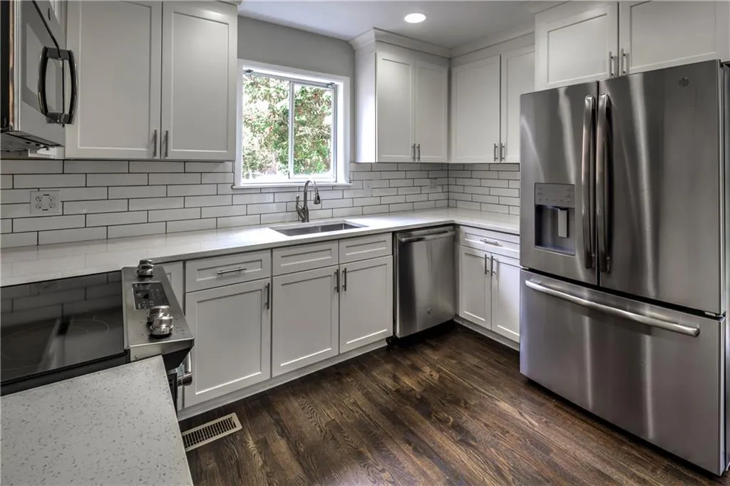 330 W Spalding Drive, Sandy Springs, Georgia 30328, 3 Bedrooms Bedrooms, ,2 BathroomsBathrooms,Residential,Sold,330 W Spalding Drive,6532123