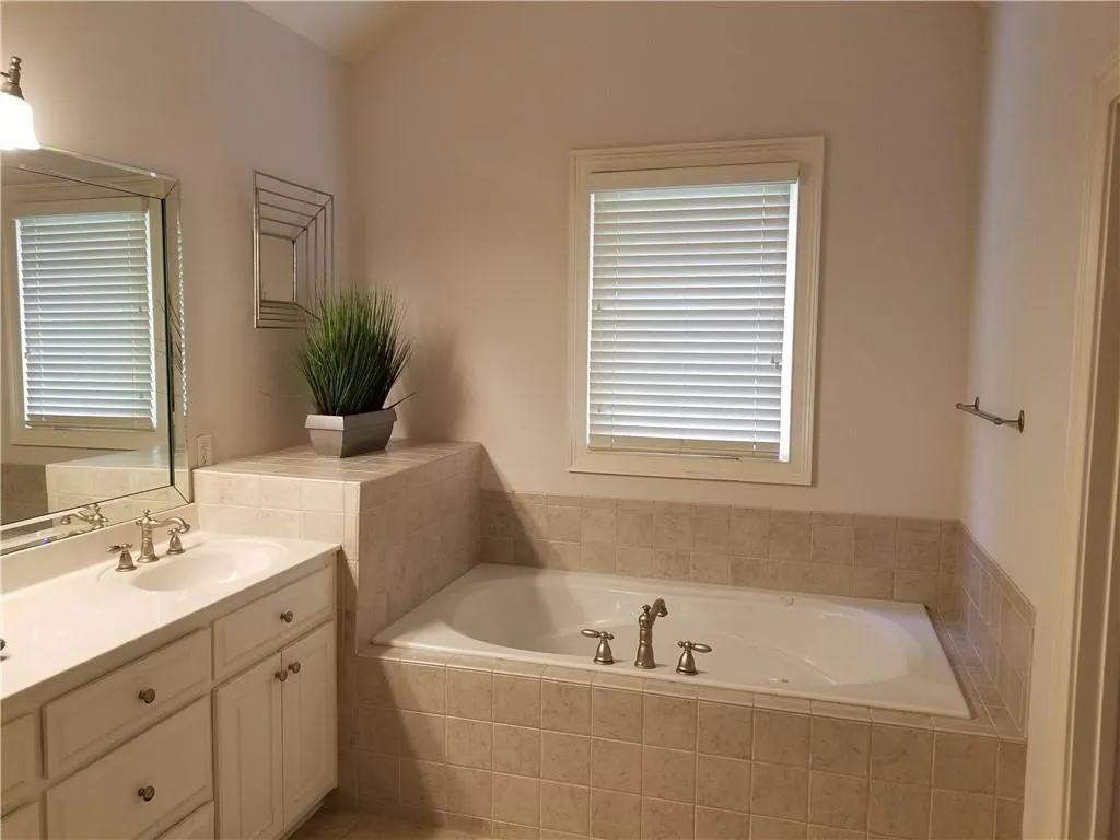 5492 Glenridge Drive Unit 548, Atlanta, Georgia 30342, 3 Bedrooms Bedrooms, ,3 BathroomsBathrooms,Residential,Sold,5492 Glenridge Drive Unit 548,6592451