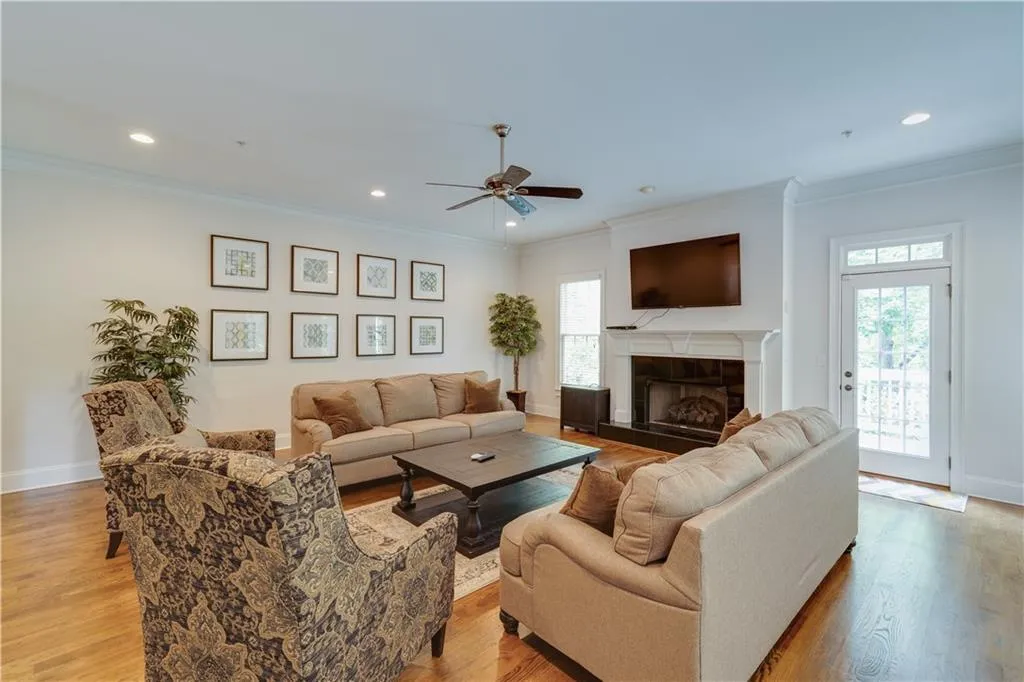 5492 Glenridge Drive Unit 548, Atlanta, Georgia 30342, 3 Bedrooms Bedrooms, ,3 BathroomsBathrooms,Residential,Sold,5492 Glenridge Drive Unit 548,6592451