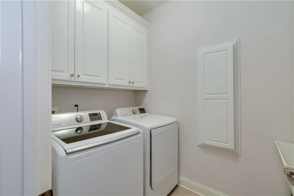 5492 Glenridge Drive Unit 548, Atlanta, Georgia 30342, 3 Bedrooms Bedrooms, ,3 BathroomsBathrooms,Residential,Sold,5492 Glenridge Drive Unit 548,6592451