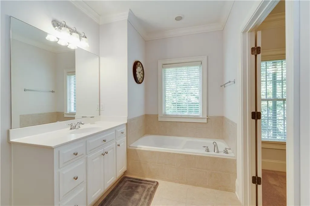 5492 Glenridge Drive Unit 548, Atlanta, Georgia 30342, 3 Bedrooms Bedrooms, ,3 BathroomsBathrooms,Residential,Sold,5492 Glenridge Drive Unit 548,6592451