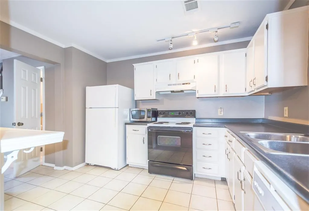 2405 Queen Anne Court, Atlanta, Georgia 30350, 2 Bedrooms Bedrooms, ,2 BathroomsBathrooms,Residential,Sold,2405 Queen Anne Court,6523846