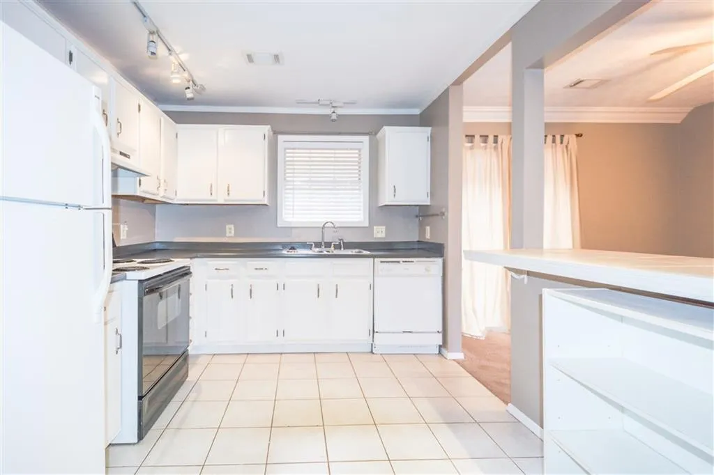 2405 Queen Anne Court, Atlanta, Georgia 30350, 2 Bedrooms Bedrooms, ,2 BathroomsBathrooms,Residential,Sold,2405 Queen Anne Court,6523846