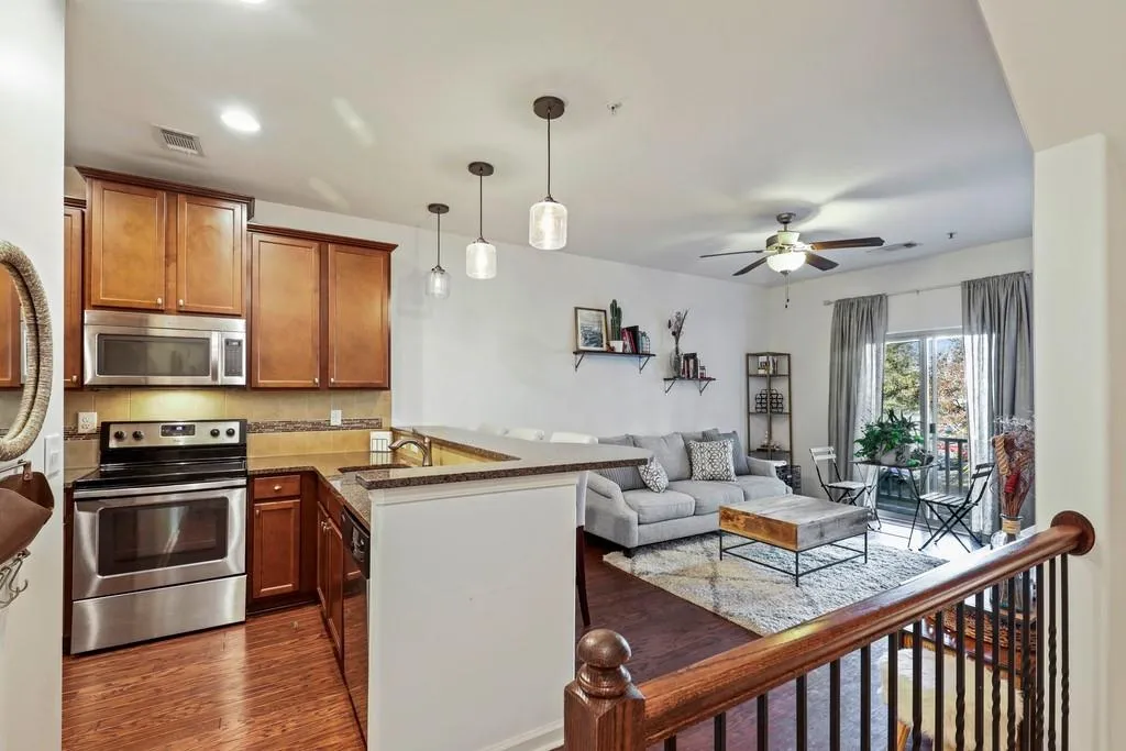 215 Semel Circle Nw Unit 460, Atlanta, Georgia 30309, 2 Bedrooms Bedrooms, ,2 BathroomsBathrooms,Residential,Sold,215 Semel Circle Nw Unit 460,6817643