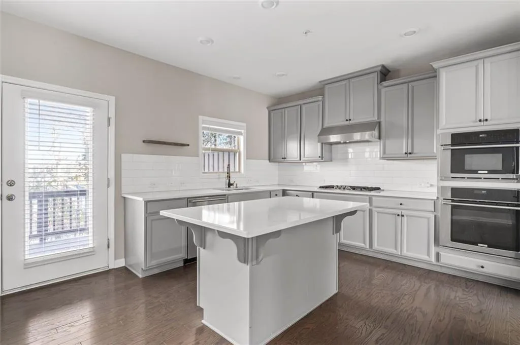 372 Provenance Drive, Sandy Springs, Georgia 30328, 3 Bedrooms Bedrooms, ,3 BathroomsBathrooms,Residential,Sold,372 Provenance Drive,7513497