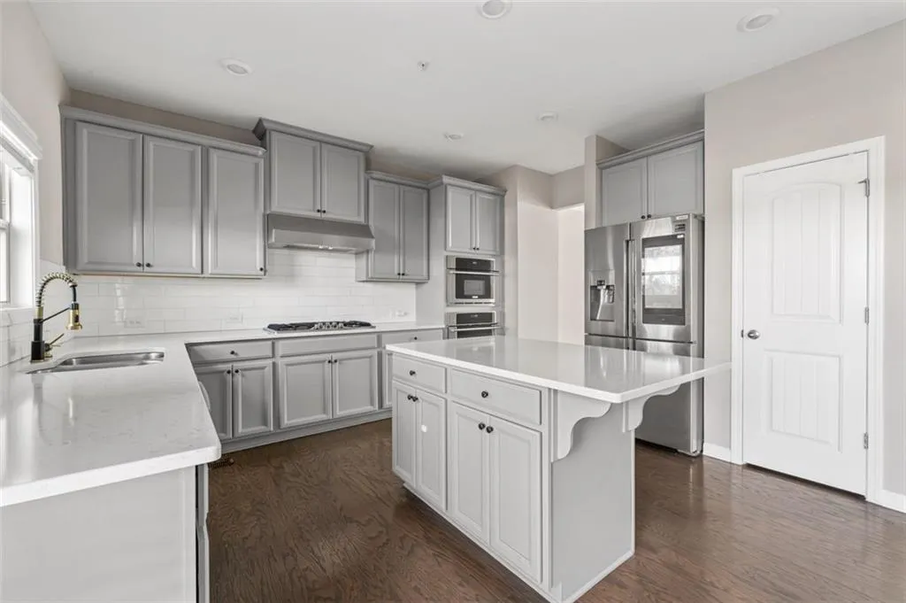 372 Provenance Drive, Sandy Springs, Georgia 30328, 3 Bedrooms Bedrooms, ,3 BathroomsBathrooms,Residential,Sold,372 Provenance Drive,7513497