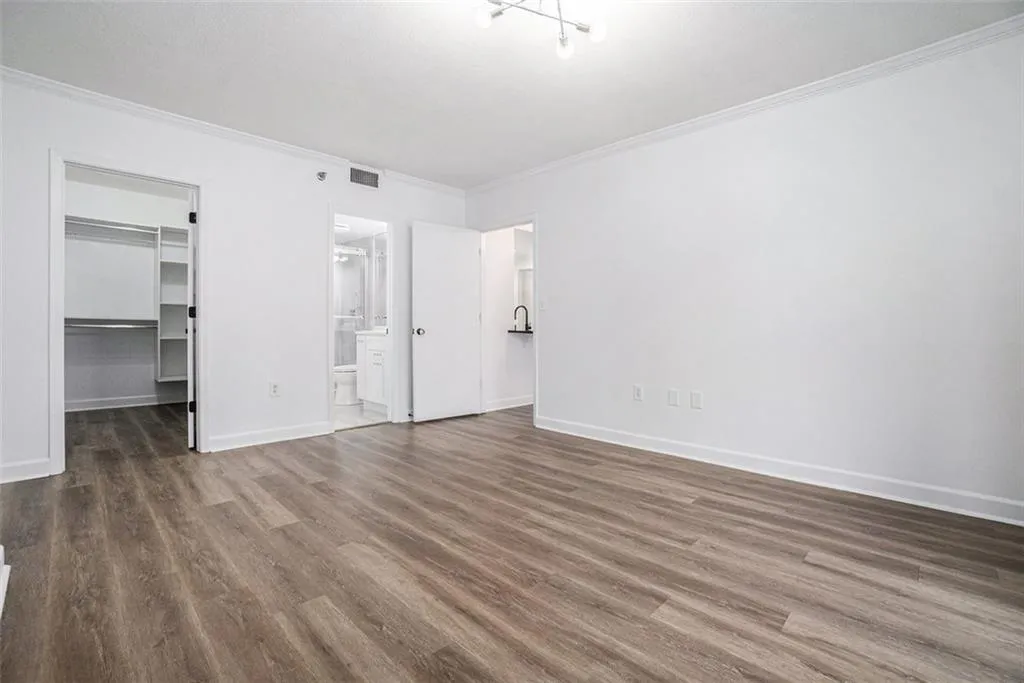 Owners Suite with ensuite & walkin closet