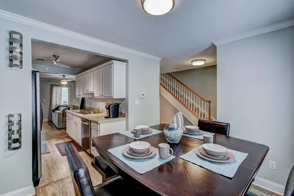 1402 Masons Creek Circle, Sandy Springs, Georgia 30350, 2 Bedrooms Bedrooms, ,2 BathroomsBathrooms,Residential,Sold,1402 Masons Creek Circle,6051415
