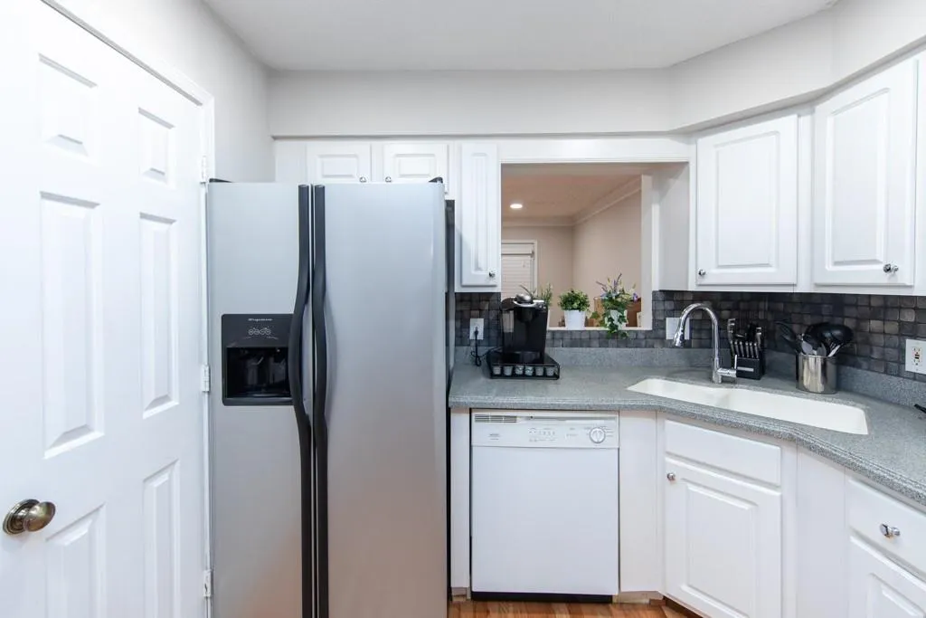 232 Peachtree Hollow Court, Atlanta, Georgia 30328, 2 Bedrooms Bedrooms, ,2 BathroomsBathrooms,Residential,Sold,232 Peachtree Hollow Court,6910326