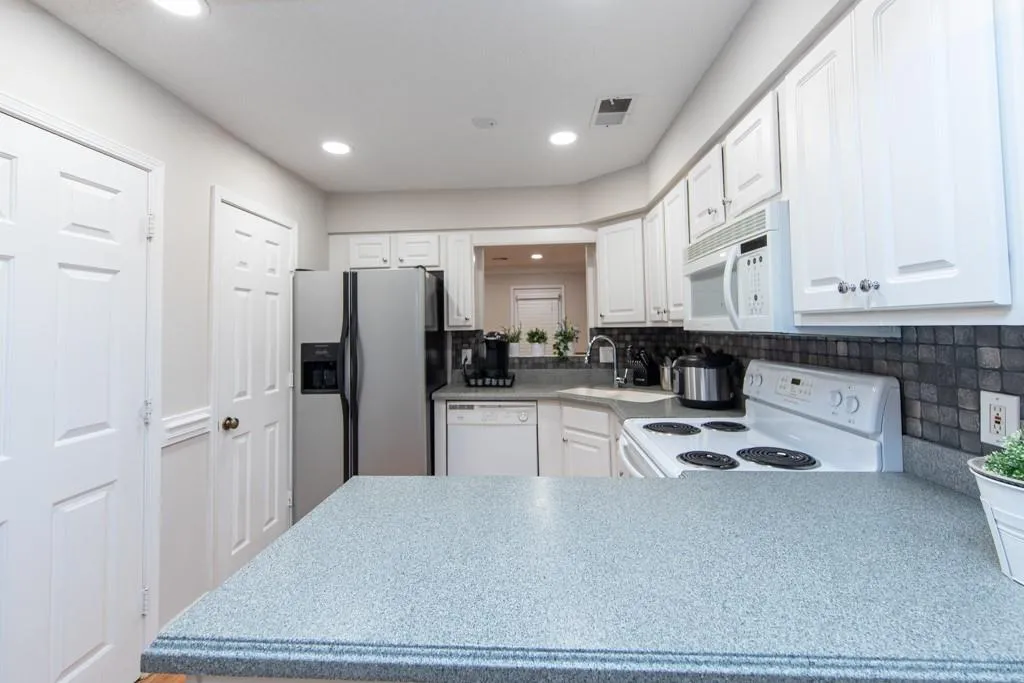 232 Peachtree Hollow Court, Atlanta, Georgia 30328, 2 Bedrooms Bedrooms, ,2 BathroomsBathrooms,Residential,Sold,232 Peachtree Hollow Court,6910326