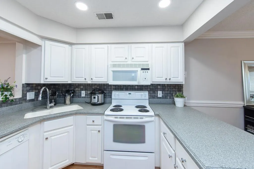 232 Peachtree Hollow Court, Atlanta, Georgia 30328, 2 Bedrooms Bedrooms, ,2 BathroomsBathrooms,Residential,Sold,232 Peachtree Hollow Court,6910326