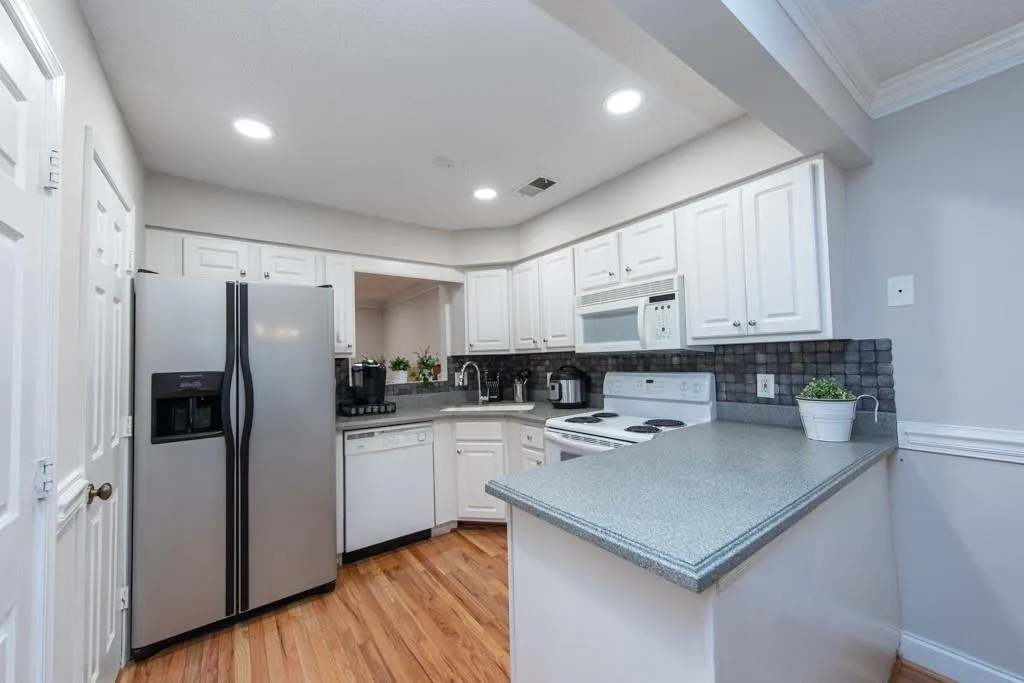 232 Peachtree Hollow Court, Atlanta, Georgia 30328, 2 Bedrooms Bedrooms, ,2 BathroomsBathrooms,Residential,Sold,232 Peachtree Hollow Court,6910326