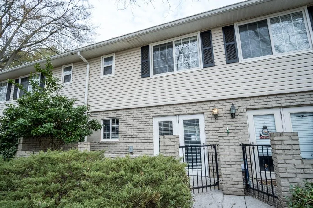 6940 Roswell Road Unit 13c, Atlanta, Georgia 30328, 2 Bedrooms Bedrooms, ,1 BathroomBathrooms,Residential,Sold,6940 Roswell Road Unit 13c,6663752