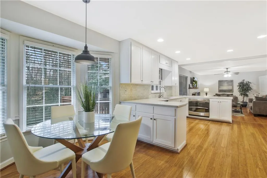 6150 River Shore Parkway, Atlanta, Georgia 30328, 3 Bedrooms Bedrooms, ,3 BathroomsBathrooms,Residential,Sold,6150 River Shore Parkway,6855188