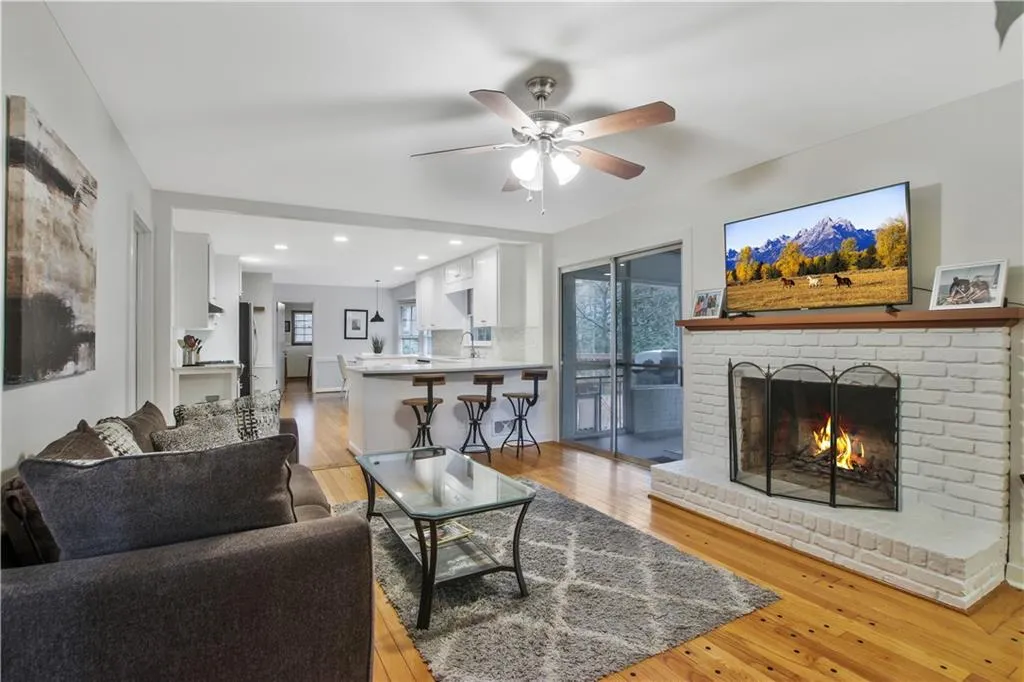 6150 River Shore Parkway, Atlanta, Georgia 30328, 3 Bedrooms Bedrooms, ,3 BathroomsBathrooms,Residential,Sold,6150 River Shore Parkway,6855188