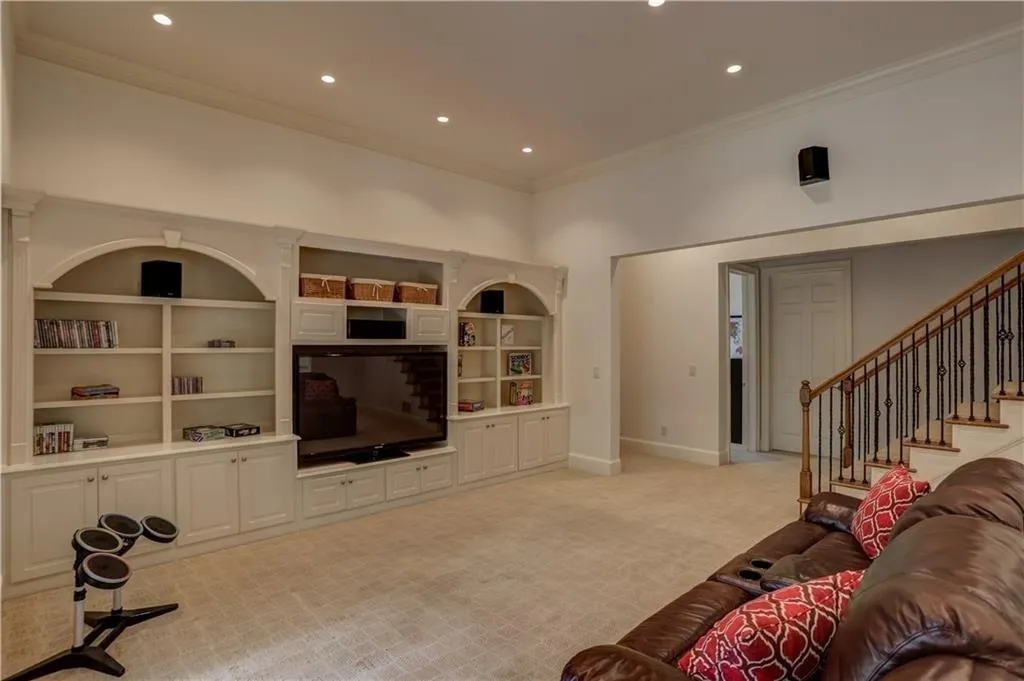 500 Park Gate Court, Sandy Springs, Georgia 30342, 6 Bedrooms Bedrooms, ,5 BathroomsBathrooms,Residential,Sold,500 Park Gate Court,6574041