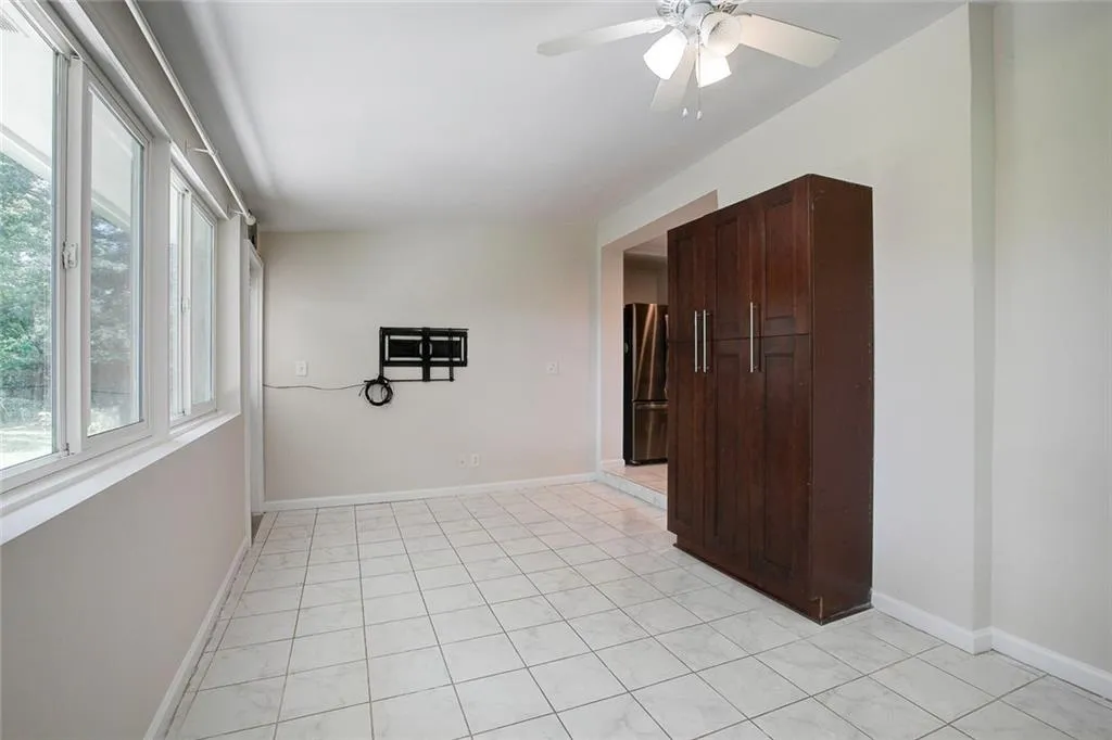 Tiled empty room with ceiling fan