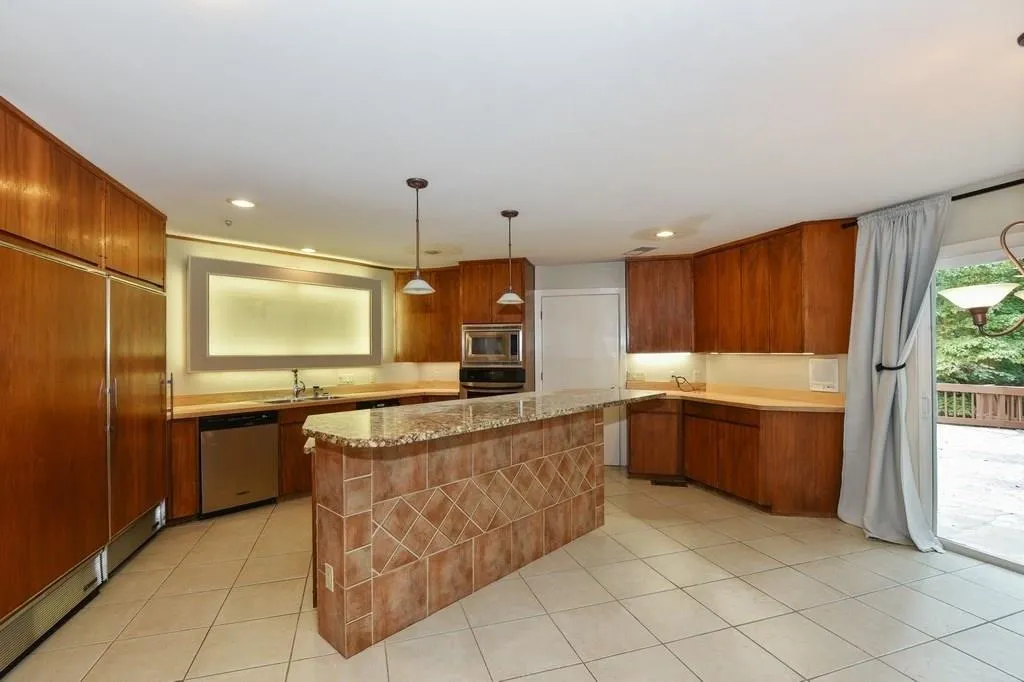 185 River North Court, Sandy Springs, Georgia 30328, 5 Bedrooms Bedrooms, ,5 BathroomsBathrooms,Residential,Sold,185 River North Court,6049703