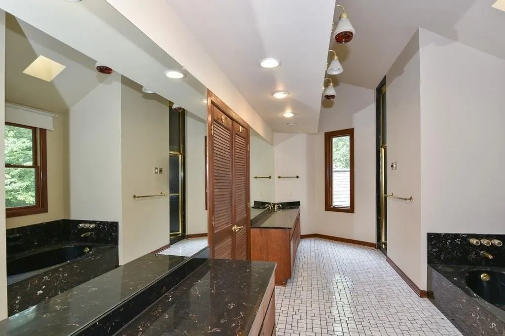 185 River North Court, Sandy Springs, Georgia 30328, 5 Bedrooms Bedrooms, ,5 BathroomsBathrooms,Residential,Sold,185 River North Court,6049703