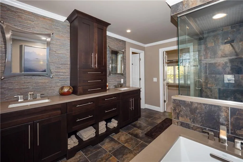 8945 Ridgemont Drive, Sandy Springs, Georgia 30350, 6 Bedrooms Bedrooms, ,7 BathroomsBathrooms,Residential,Sold,8945 Ridgemont Drive,5821827