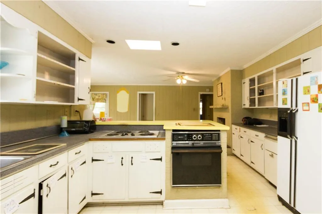 5915 Greenbrier Road, Atlanta, Georgia 30328, 5 Bedrooms Bedrooms, ,3 BathroomsBathrooms,Residential,Sold,5915 Greenbrier Road,5801159