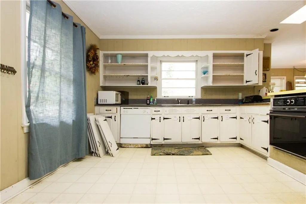 5915 Greenbrier Road, Atlanta, Georgia 30328, 5 Bedrooms Bedrooms, ,3 BathroomsBathrooms,Residential,Sold,5915 Greenbrier Road,5801159