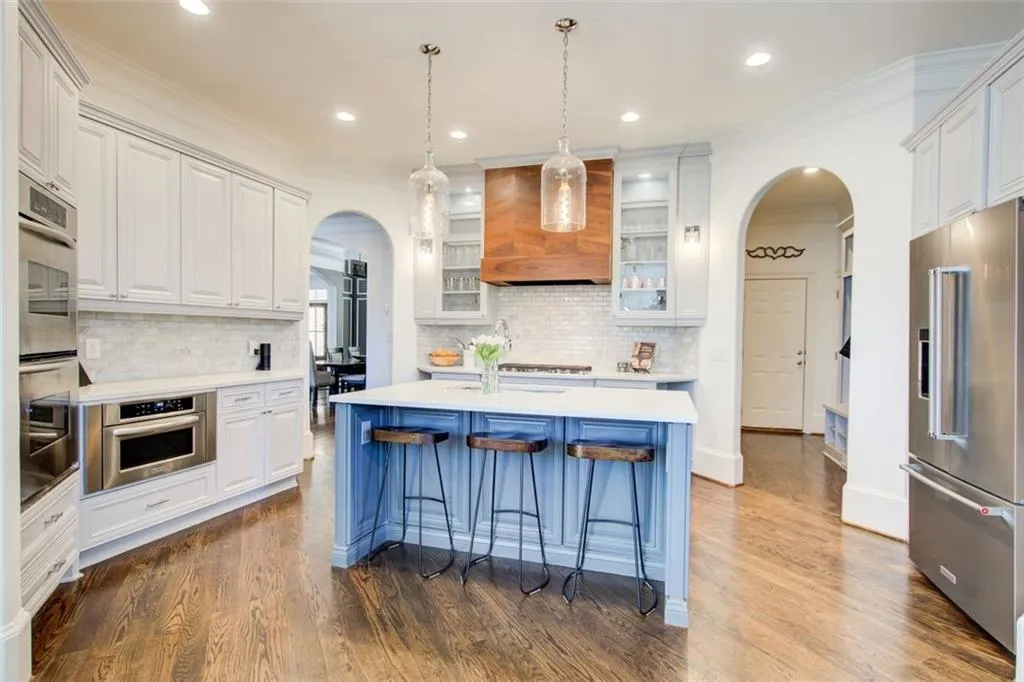 Spacious, well appointed kitchen