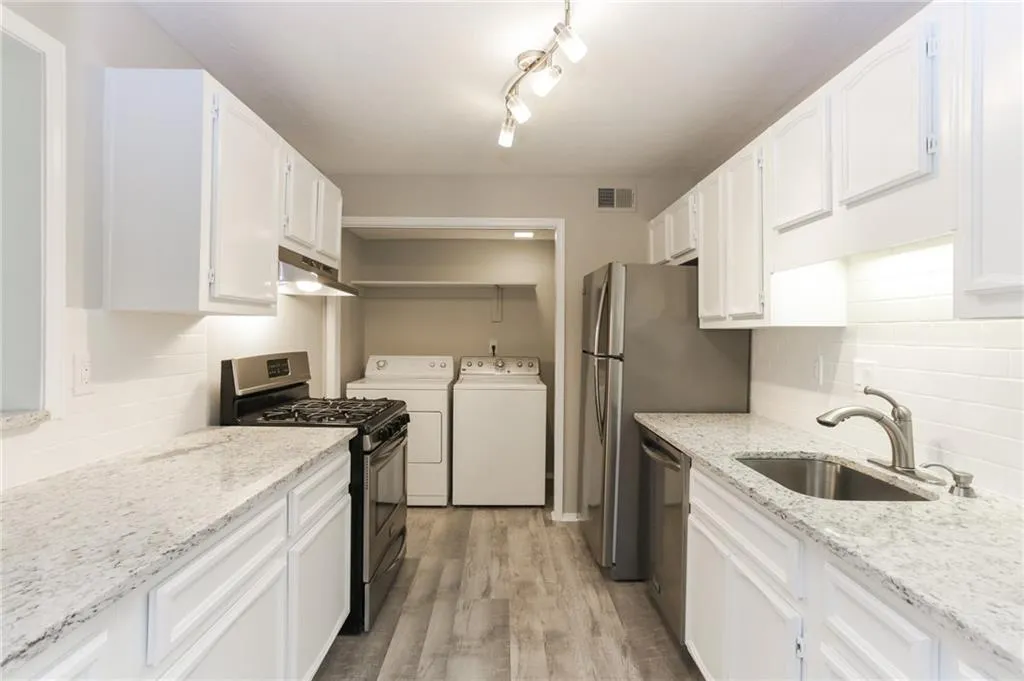 1402 Vicksburg Place, Sandy Springs, Georgia 30350, 2 Bedrooms Bedrooms, ,2 BathroomsBathrooms,Residential,Sold,1402 Vicksburg Place,6714193