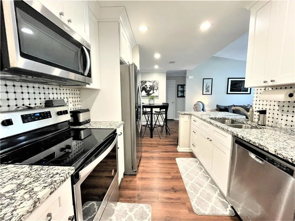 122 Granville Court, Atlanta, Georgia 30328, 2 Bedrooms Bedrooms, ,2 BathroomsBathrooms,Residential,Sold,122 Granville Court,6910037