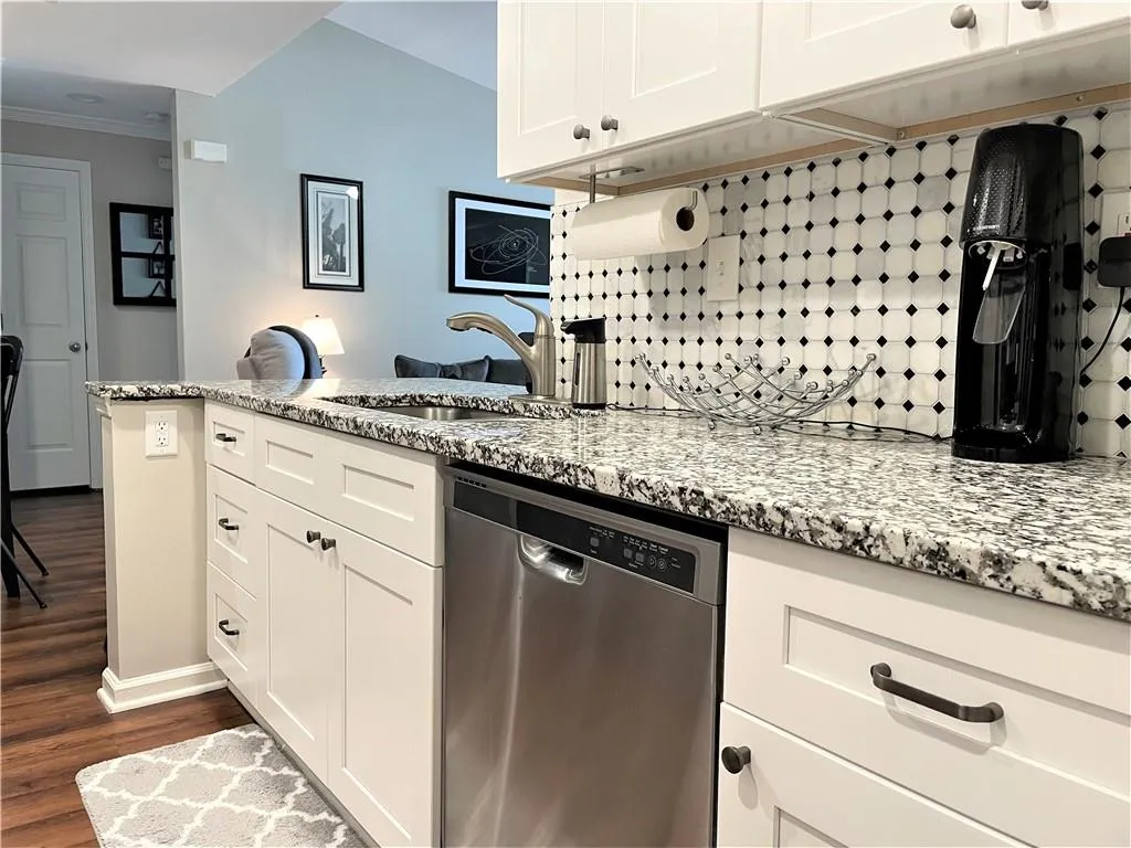 122 Granville Court, Atlanta, Georgia 30328, 2 Bedrooms Bedrooms, ,2 BathroomsBathrooms,Residential,Sold,122 Granville Court,6910037