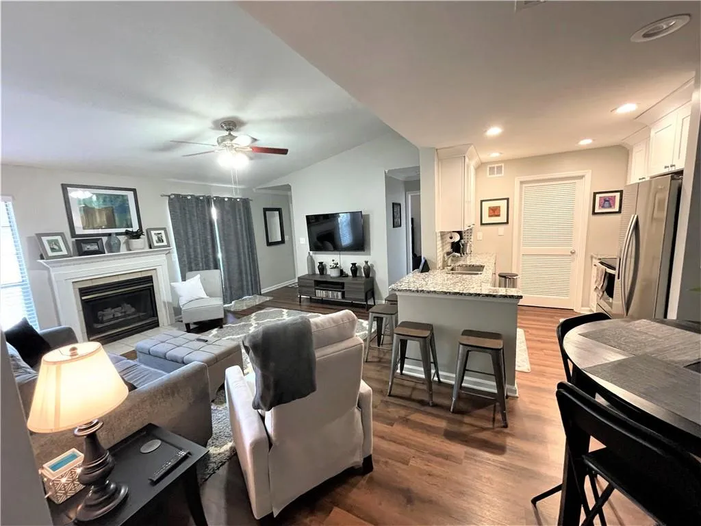 122 Granville Court, Atlanta, Georgia 30328, 2 Bedrooms Bedrooms, ,2 BathroomsBathrooms,Residential,Sold,122 Granville Court,6910037