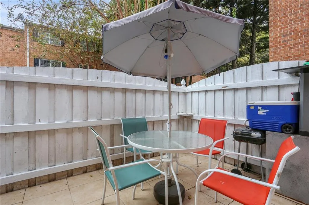 6520 Roswell Road Unit 9, Atlanta, Georgia 30328, 3 Bedrooms Bedrooms, ,2 BathroomsBathrooms,Residential,Sold,6520 Roswell Road Unit 9,6098889