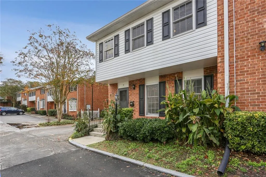 6520 Roswell Road Unit 9, Atlanta, Georgia 30328, 3 Bedrooms Bedrooms, ,2 BathroomsBathrooms,Residential,Sold,6520 Roswell Road Unit 9,6098889