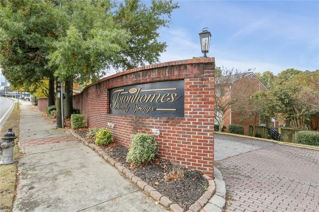 6520 Roswell Road Unit 9, Atlanta, Georgia 30328, 3 Bedrooms Bedrooms, ,2 BathroomsBathrooms,Residential,Sold,6520 Roswell Road Unit 9,6098889