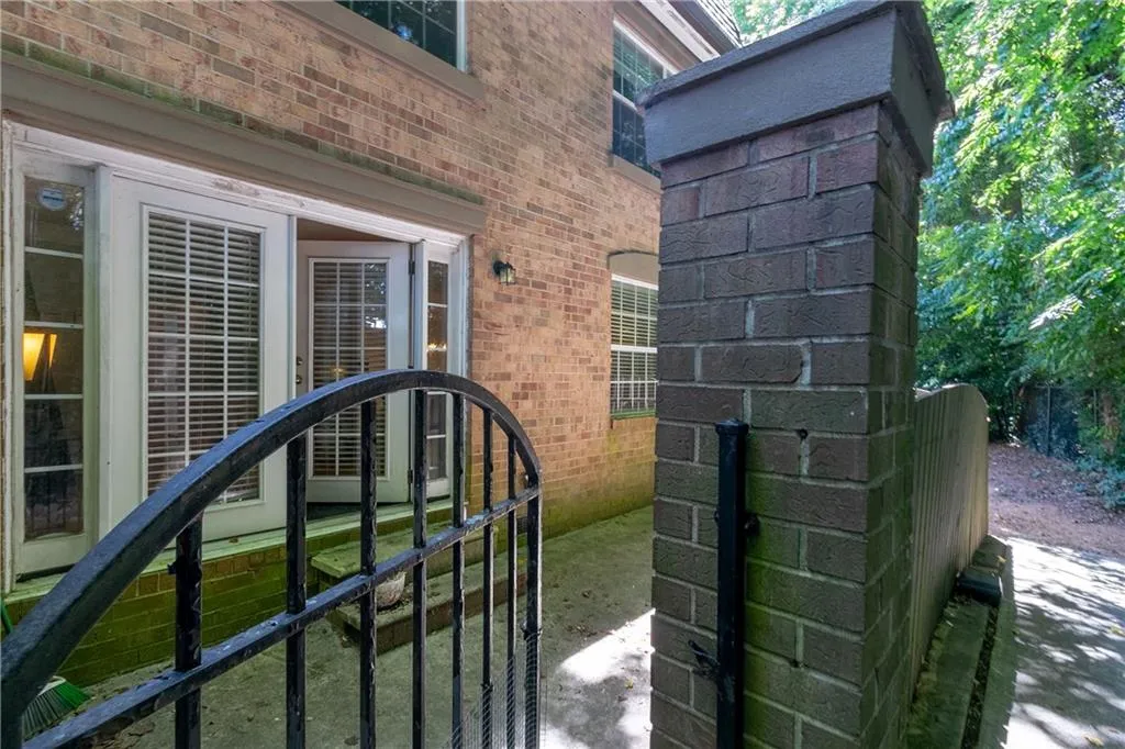 6980 Roswell Road Unit H1, Atlanta, Georgia 30328, 3 Bedrooms Bedrooms, ,2 BathroomsBathrooms,Residential,Sold,6980 Roswell Road Unit H1,6693280