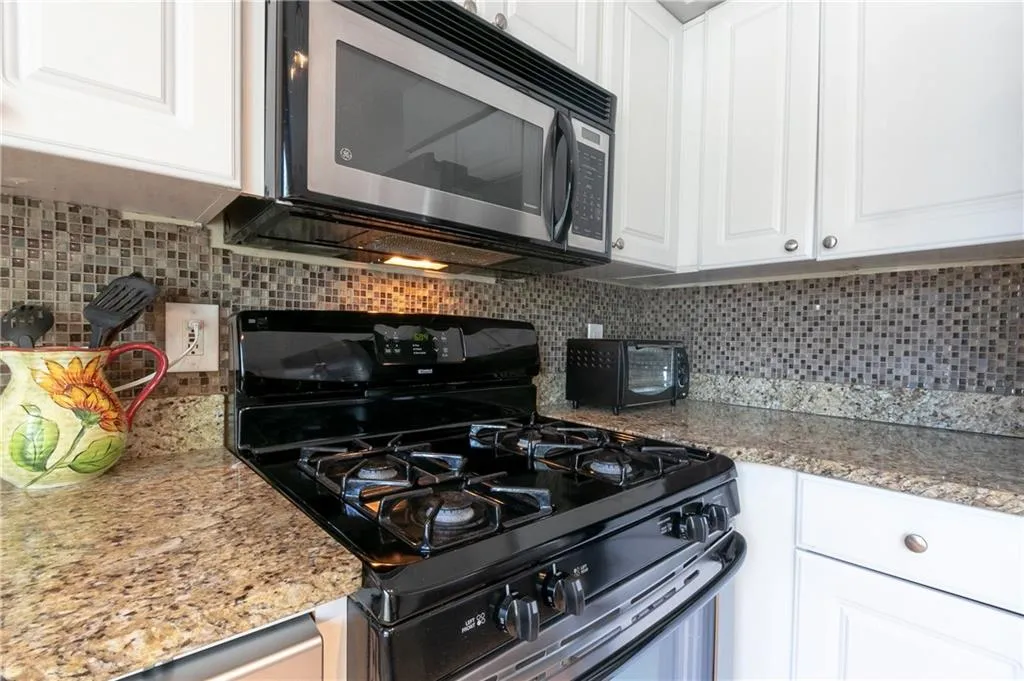 6980 Roswell Road Unit H1, Atlanta, Georgia 30328, 3 Bedrooms Bedrooms, ,2 BathroomsBathrooms,Residential,Sold,6980 Roswell Road Unit H1,6693280