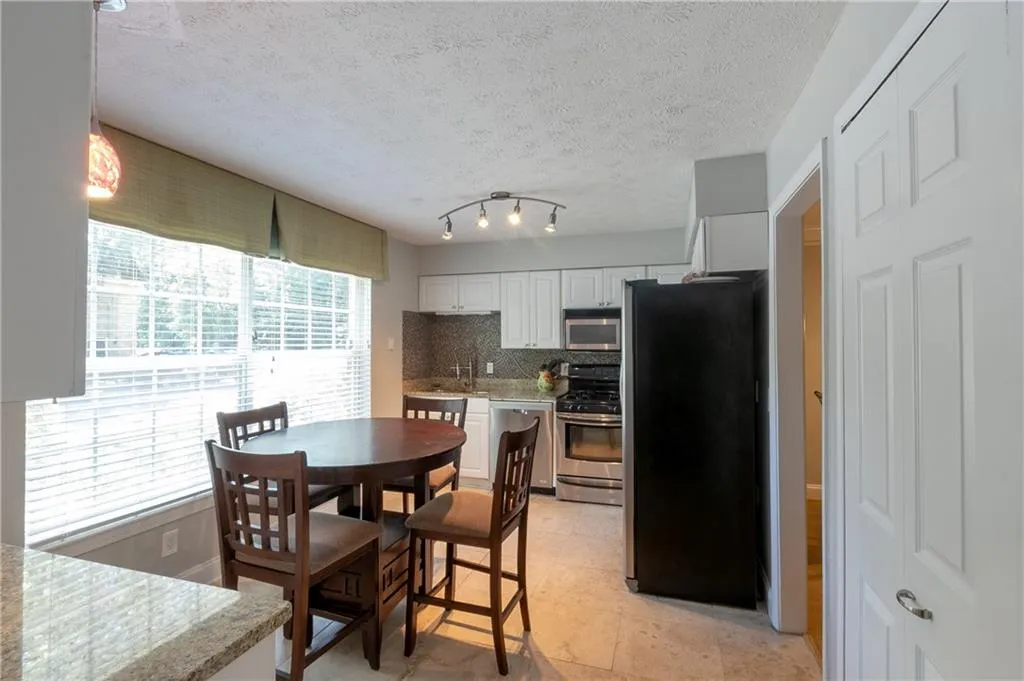 6980 Roswell Road Unit H1, Atlanta, Georgia 30328, 3 Bedrooms Bedrooms, ,2 BathroomsBathrooms,Residential,Sold,6980 Roswell Road Unit H1,6693280