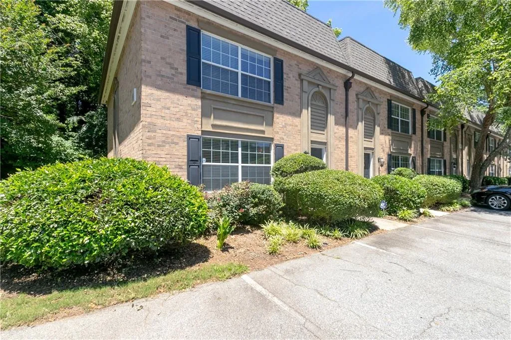 6980 Roswell Road Unit H1, Atlanta, Georgia 30328, 3 Bedrooms Bedrooms, ,2 BathroomsBathrooms,Residential,Sold,6980 Roswell Road Unit H1,6693280