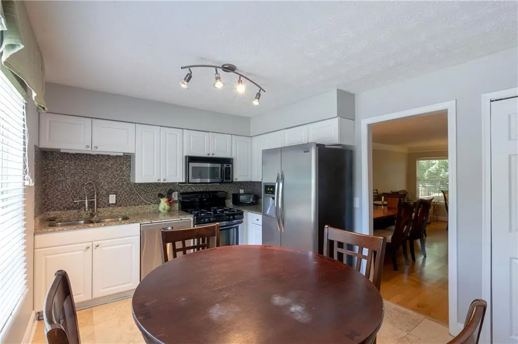 6980 Roswell Road Unit H1, Atlanta, Georgia 30328, 3 Bedrooms Bedrooms, ,2 BathroomsBathrooms,Residential,Sold,6980 Roswell Road Unit H1,6693280