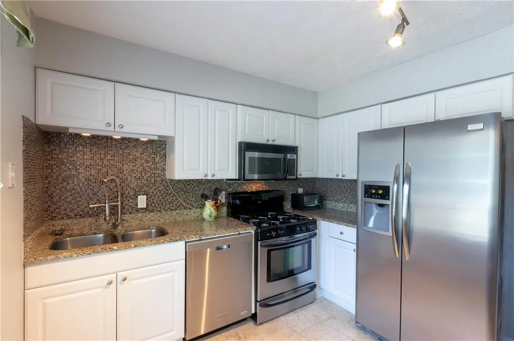 6980 Roswell Road Unit H1, Atlanta, Georgia 30328, 3 Bedrooms Bedrooms, ,2 BathroomsBathrooms,Residential,Sold,6980 Roswell Road Unit H1,6693280