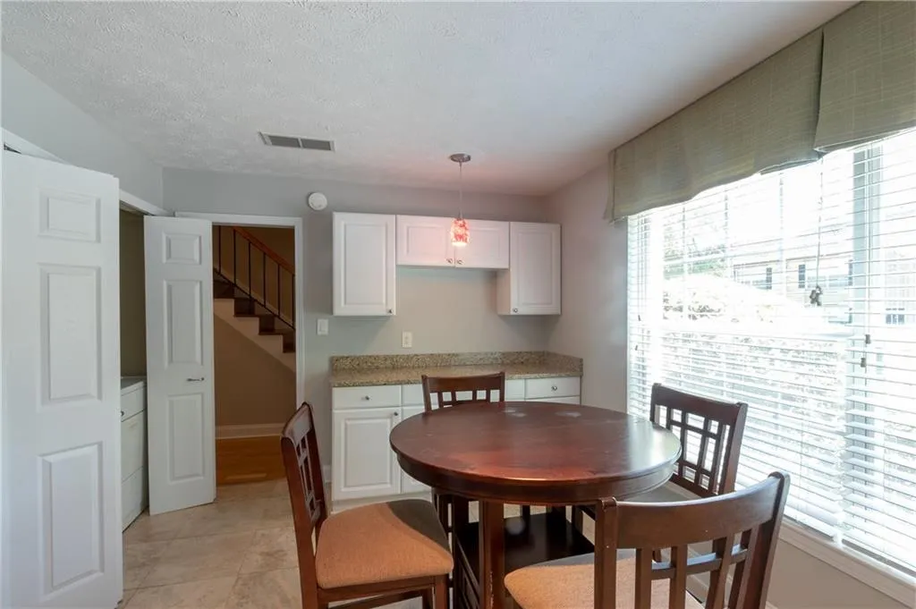 6980 Roswell Road Unit H1, Atlanta, Georgia 30328, 3 Bedrooms Bedrooms, ,2 BathroomsBathrooms,Residential,Sold,6980 Roswell Road Unit H1,6693280