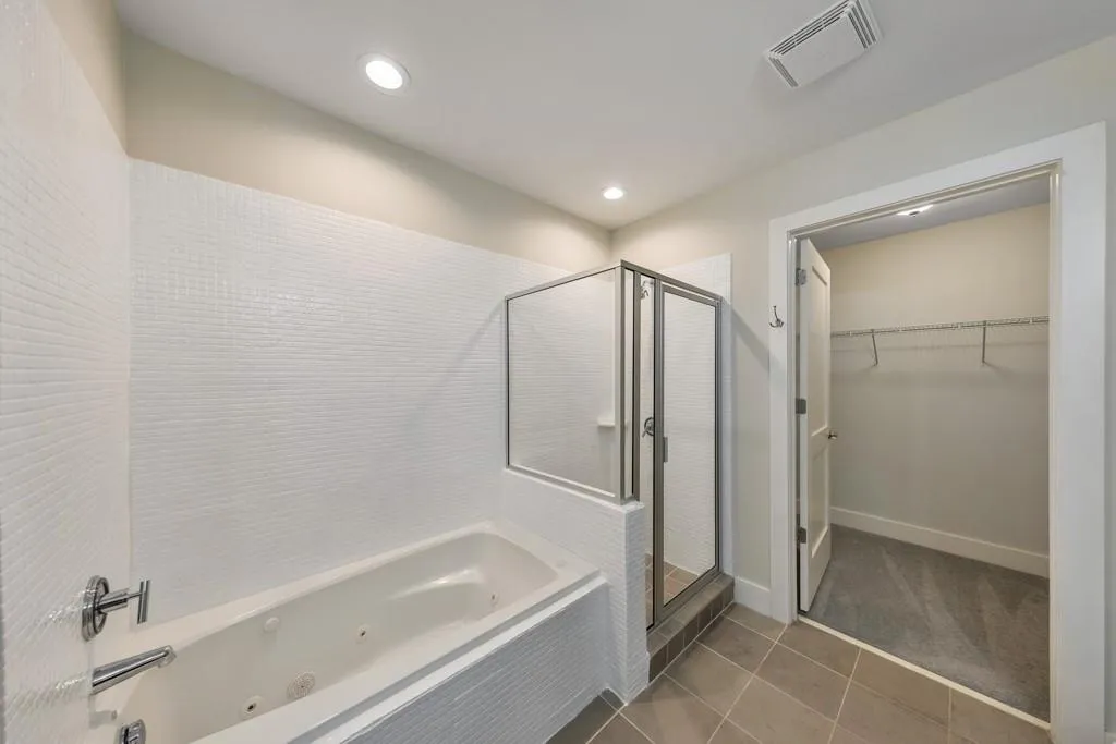 3655 Peachtree Road Ne Unit 101, Atlanta, Georgia 30319, 2 Bedrooms Bedrooms, 0 ,2 BathroomsBathrooms,Residential,For Sale,3655 Peachtree Road Ne Unit 101,7804591