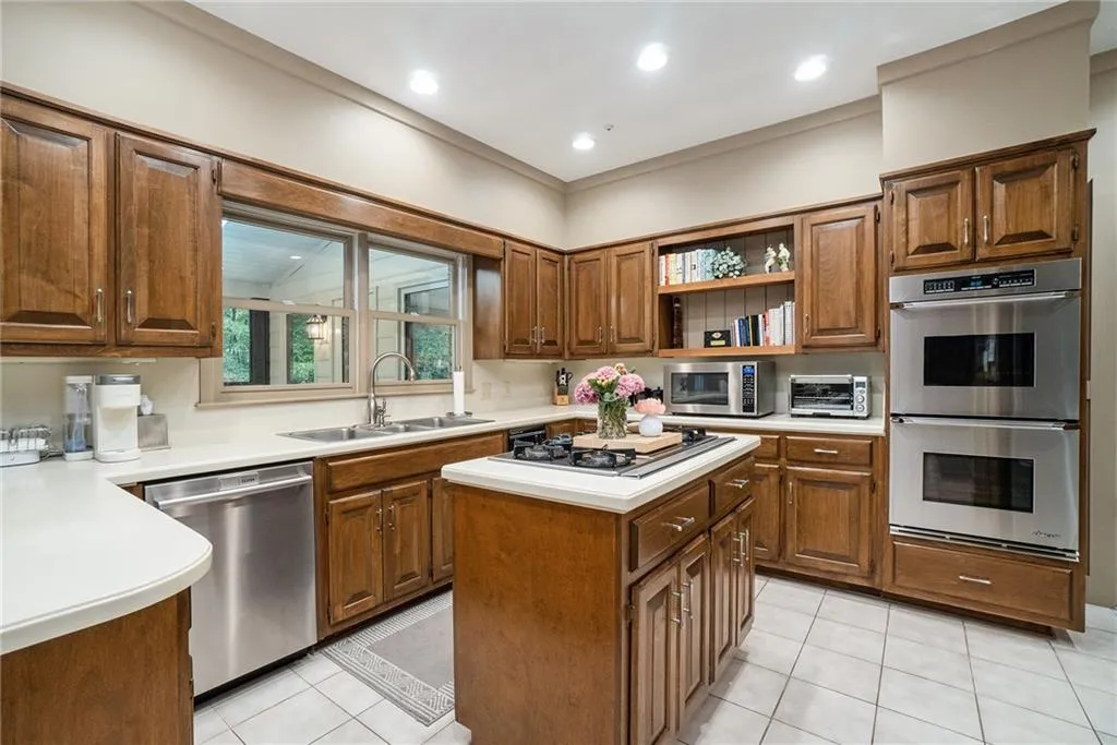 2080 Old Dominion Road, Atlanta, Georgia 30350, 6 Bedrooms Bedrooms, ,5 BathroomsBathrooms,Residential,For Sale,2080 Old Dominion Road,7580695