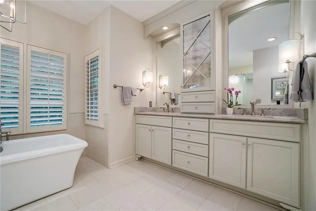 2080 Old Dominion Road, Atlanta, Georgia 30350, 6 Bedrooms Bedrooms, ,5 BathroomsBathrooms,Residential,For Sale,2080 Old Dominion Road,7580695
