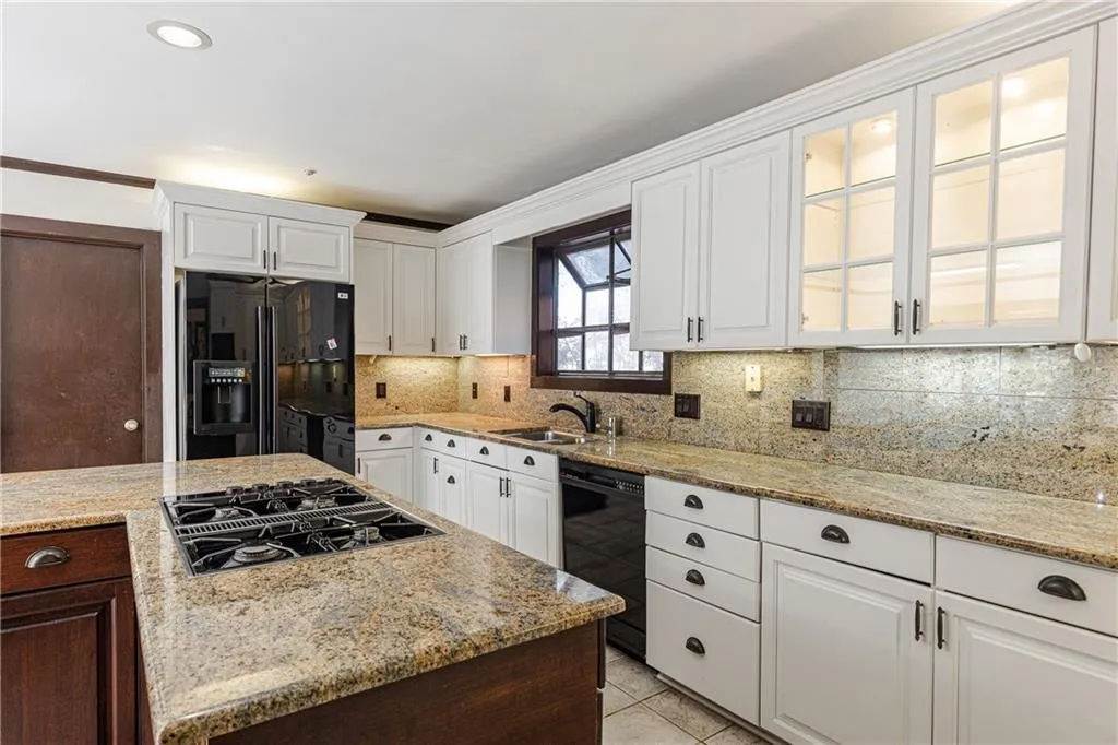 320 Benita Trace, Sandy Springs, Georgia 30328, 5 Bedrooms Bedrooms, ,3 BathroomsBathrooms,Residential,Sold,320 Benita Trace,6999008