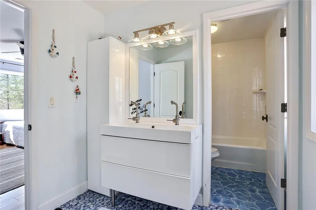 35 Glen Oaks Drive, Sandy Springs, Georgia 30327, 4 Bedrooms Bedrooms, ,3 BathroomsBathrooms,Residential,Sold,35 Glen Oaks Drive,5823358