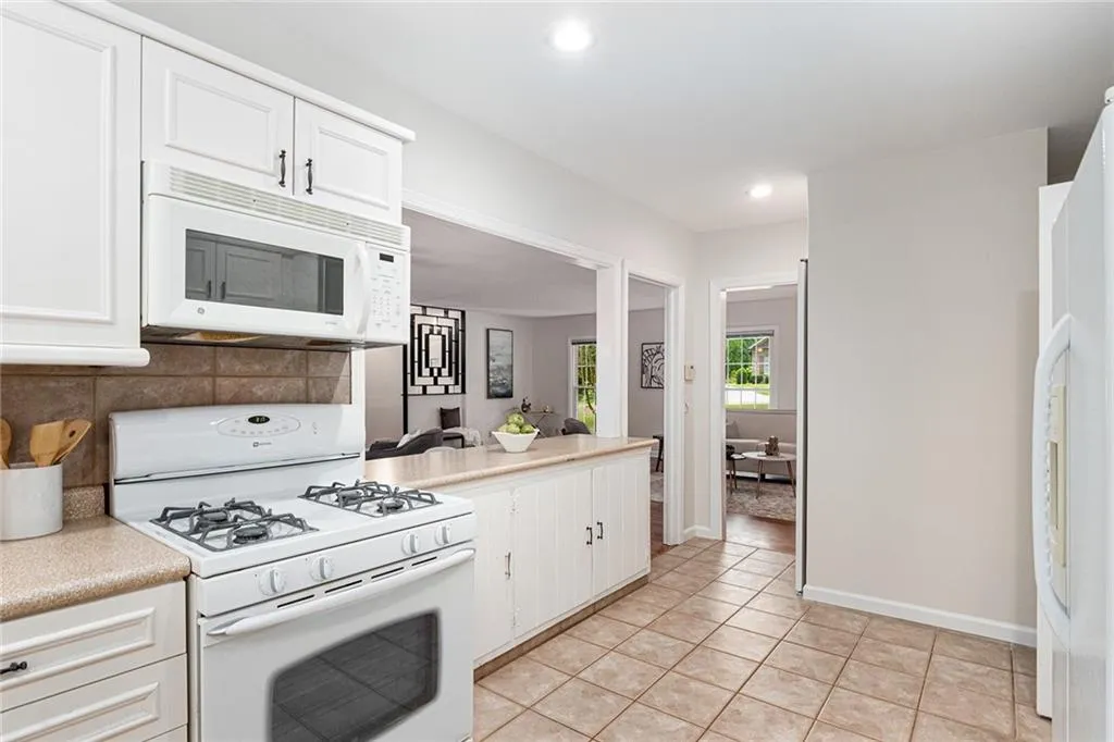 461 Carriage Drive, Sandy Springs, Georgia 30328, 3 Bedrooms Bedrooms, ,2 BathroomsBathrooms,Residential,Sold,461 Carriage Drive,7076123