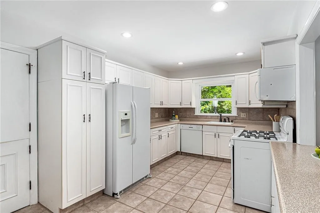 461 Carriage Drive, Sandy Springs, Georgia 30328, 3 Bedrooms Bedrooms, ,2 BathroomsBathrooms,Residential,Sold,461 Carriage Drive,7076123