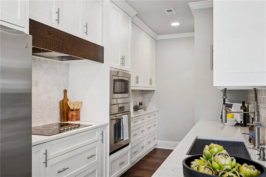 2575 Peachtree Road Ne Unit 5g, Atlanta, Georgia 30305, 3 Bedrooms Bedrooms, ,3 BathroomsBathrooms,Residential,For Sale,2575 Peachtree Road Ne Unit 5g,7647329