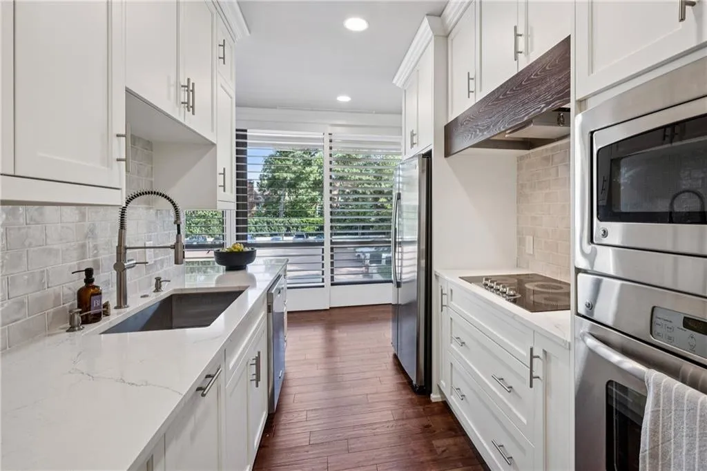 2575 Peachtree Road Ne Unit 5g, Atlanta, Georgia 30305, 3 Bedrooms Bedrooms, ,3 BathroomsBathrooms,Residential,For Sale,2575 Peachtree Road Ne Unit 5g,7647329